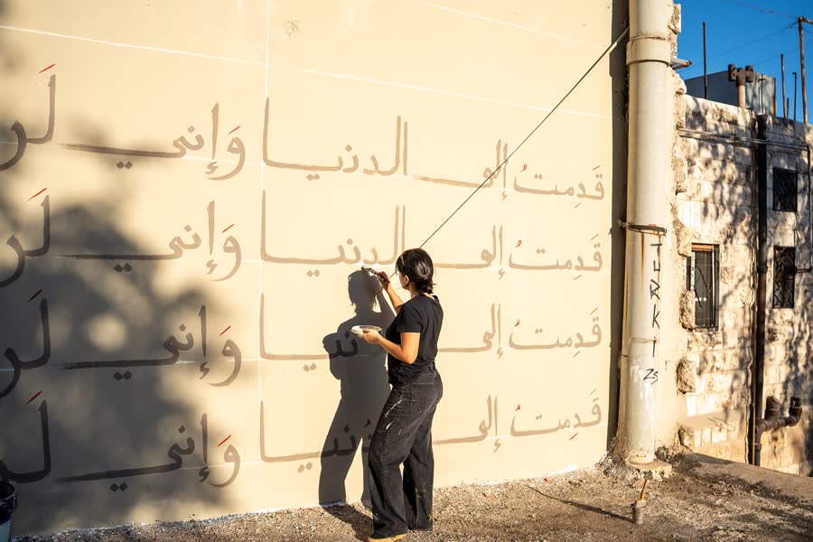 السطر مكرّراً على الجدار قبل الحصان